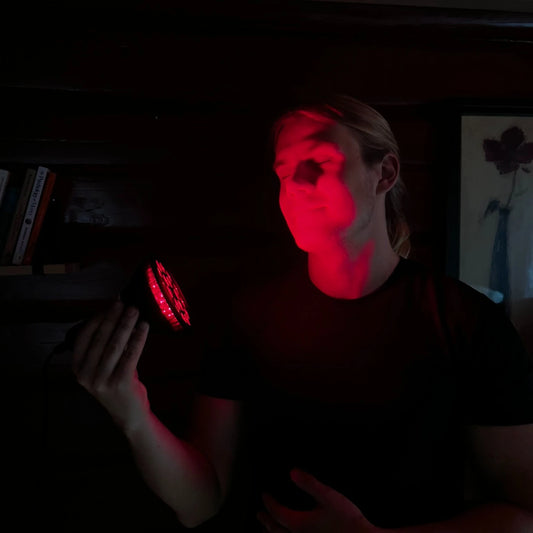 Mann bruker Redify nova rødlyspære